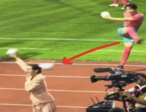 โมเมนต์สุดฮา แอน ทองประสม โดนบอลอัดหัว 2569 งานฟุตบอลช่อง 3 สุดเอ็นดู